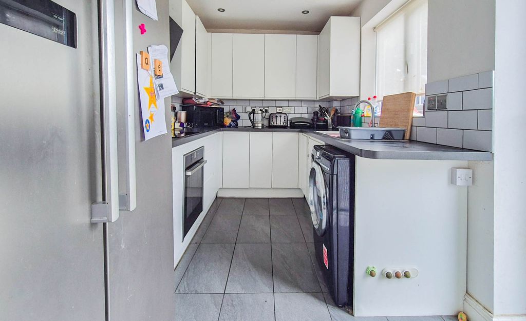 Property photo 2 of 10 Kitchen