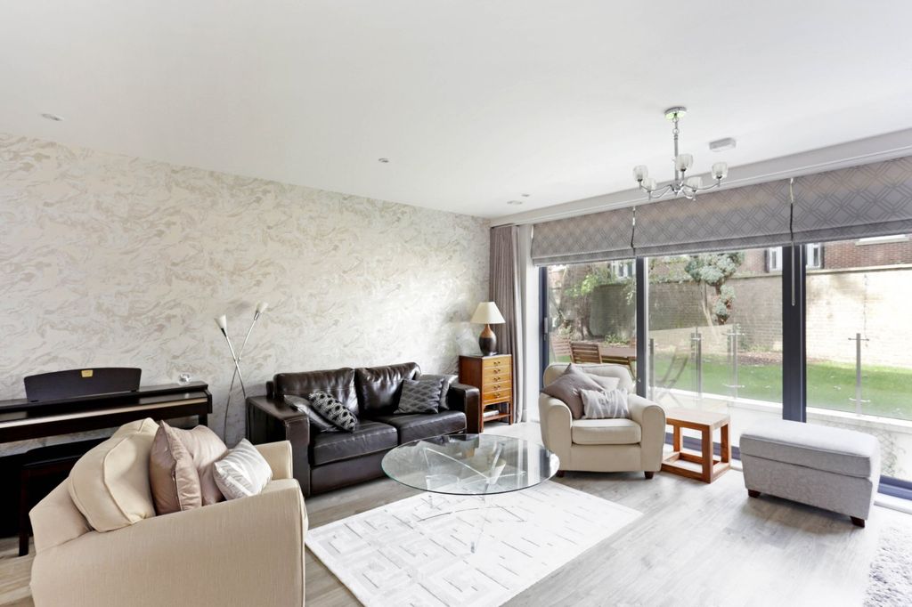 Property photo 3 of 11 Picture No. 24