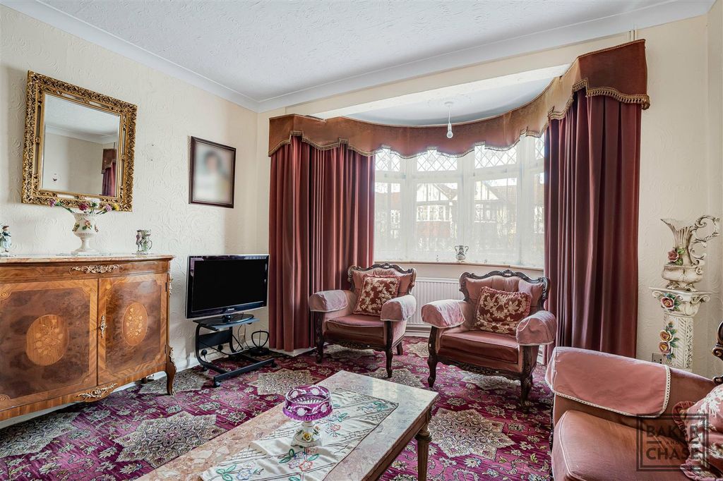 Property photo 3 of 27 Lounge