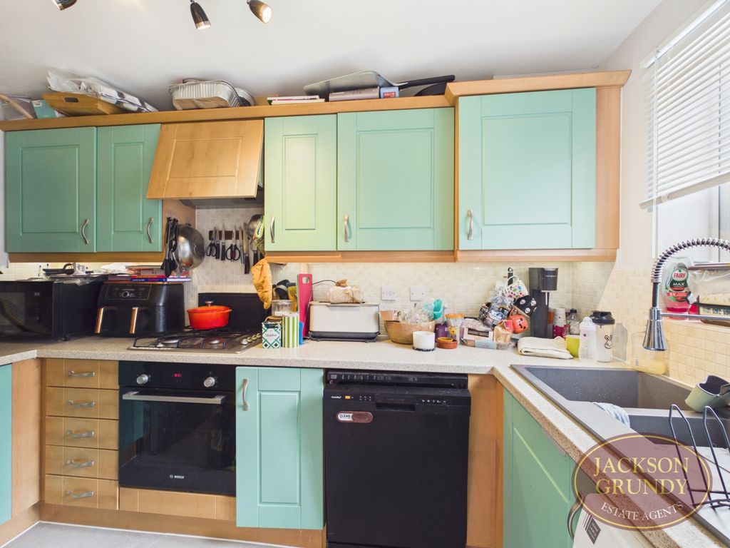Property photo 2 of 11 South Meadow Close
