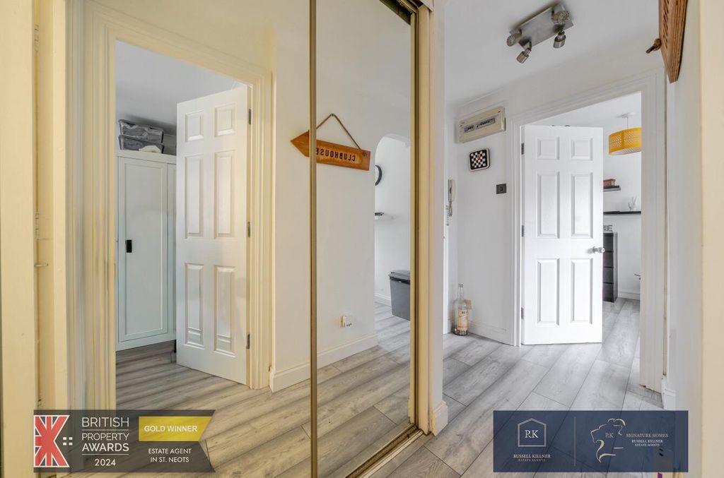 Property photo 3 of 17 Hallway.