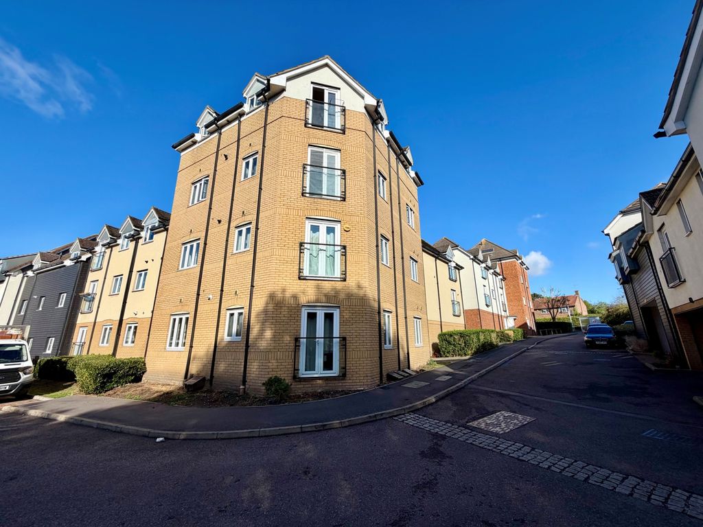 Property photo 1 of 8 2 Bed Flat To Rent Ingrebourne Avenue, Romford Rm3