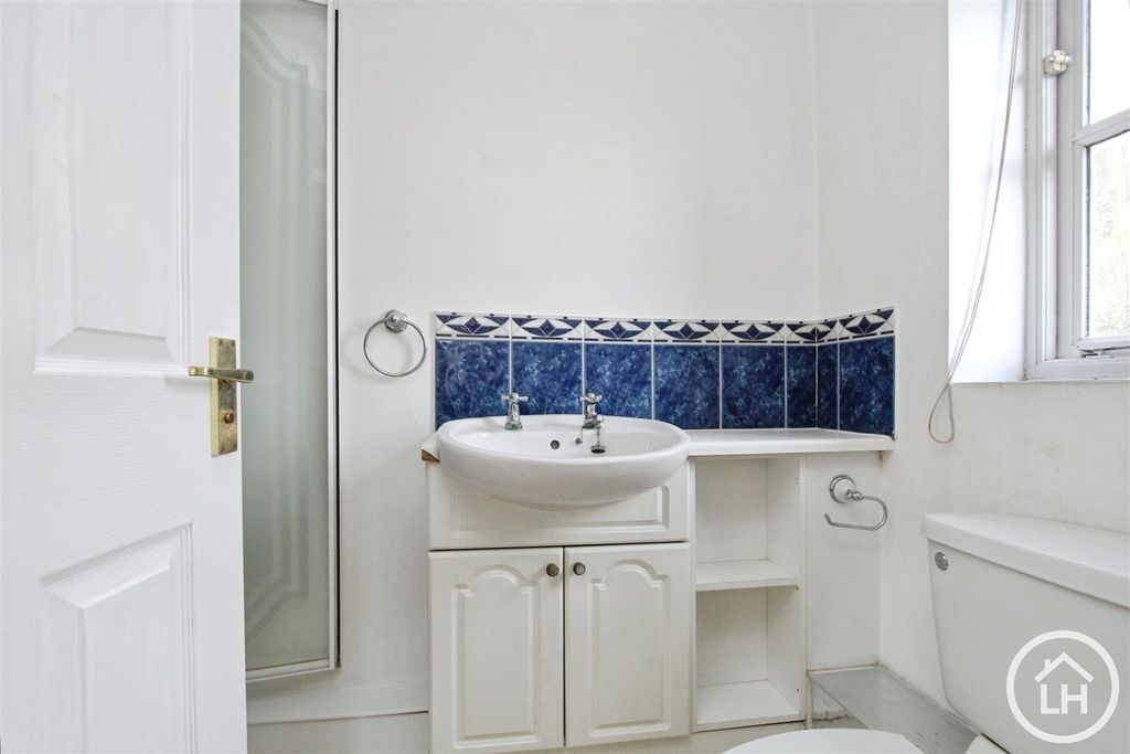 Property photo 3 of 11 Ensuite