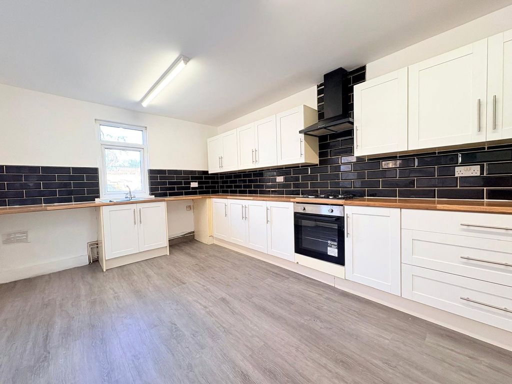 Property photo 2 of 9 Picture No. 11