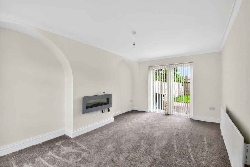 Property photo 3 of 17 7Laburnumgrove-9.Jpg