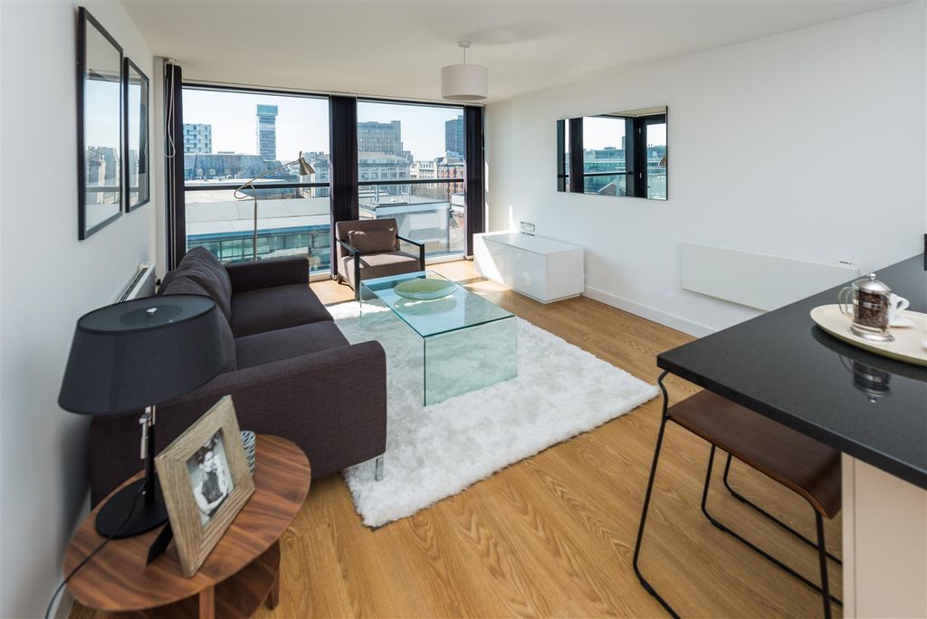 Property photo 2 of 7 Hamilton House