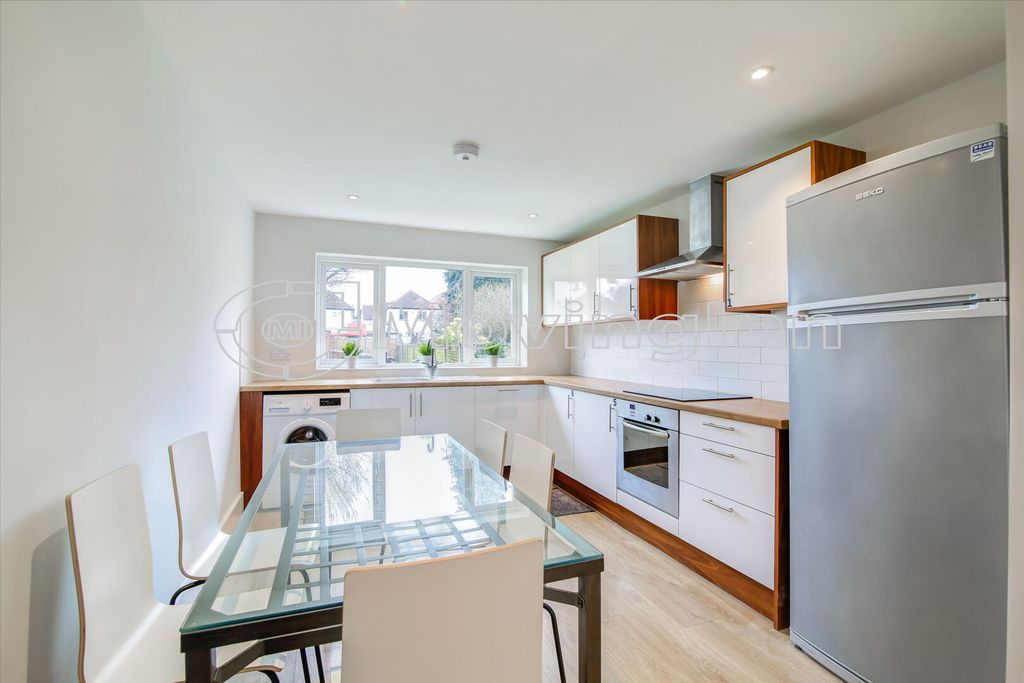 Property photo 3 of 10 Kitchen