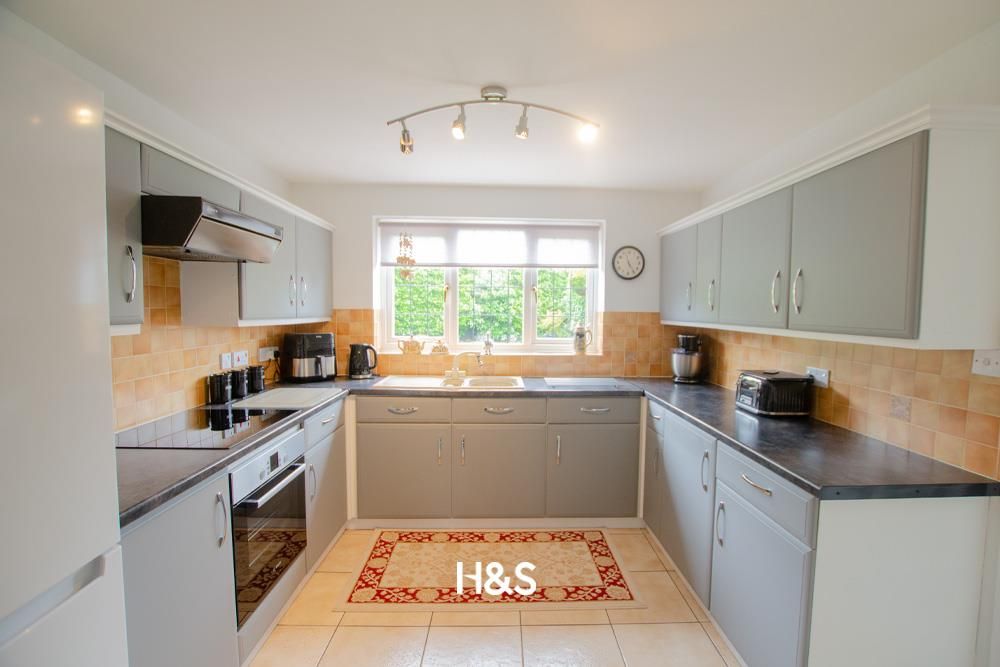 Property photo 3 of 23 11 Hillwood - Kitchen 3.Jpg