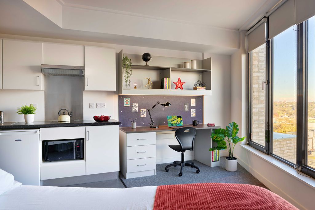 Property photo 1 of 7 Plat Studio Cover