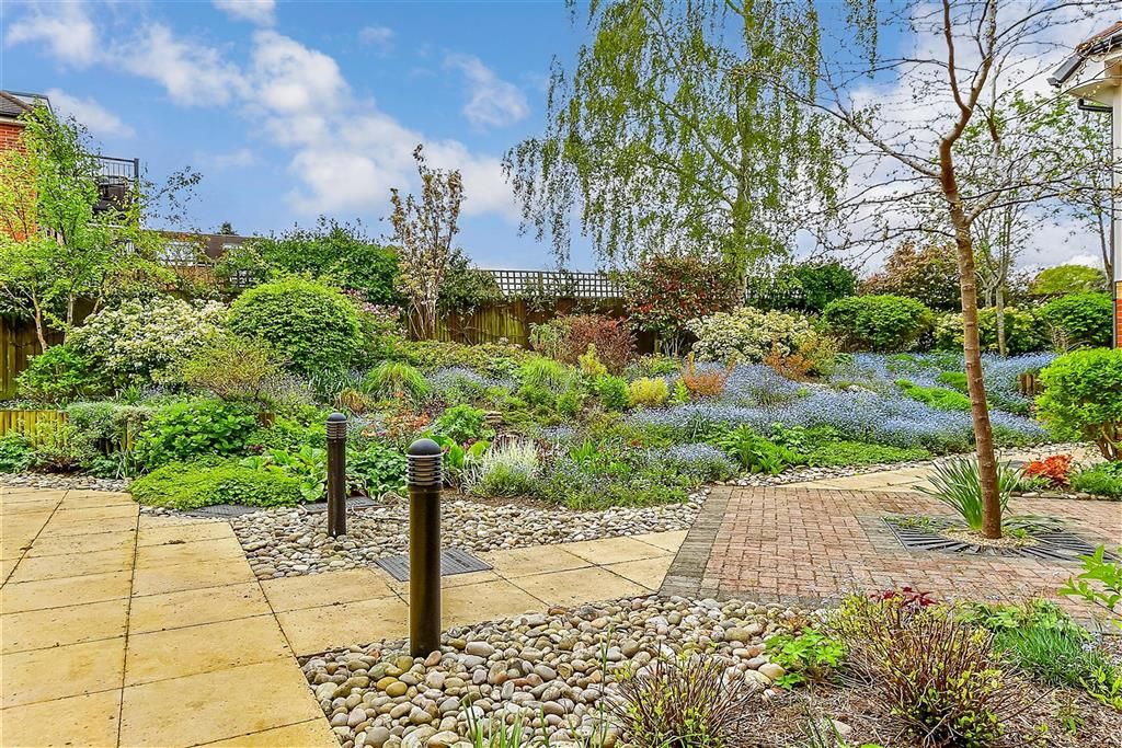 Property photo 1 of 17 Communal Gardens