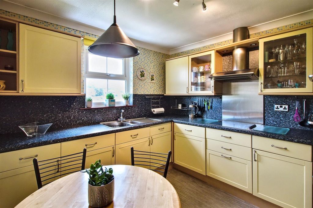 Property photo 3 of 31 Kitchen