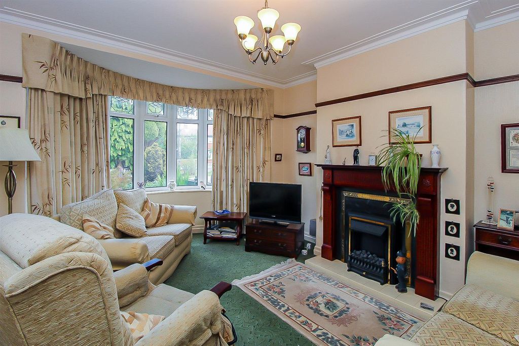 Property photo 3 of 13 Lounge