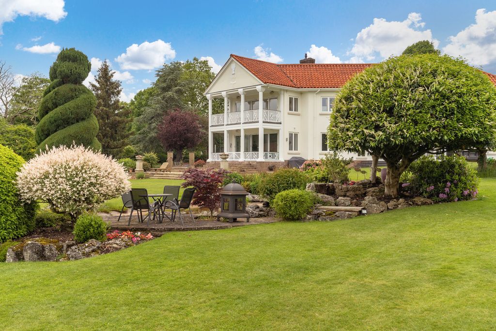 Property photo 2 of 45