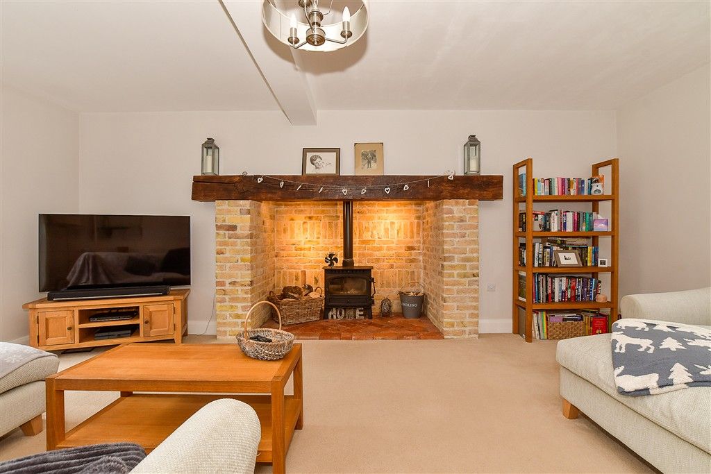 Property photo 3 of 20 Lounge