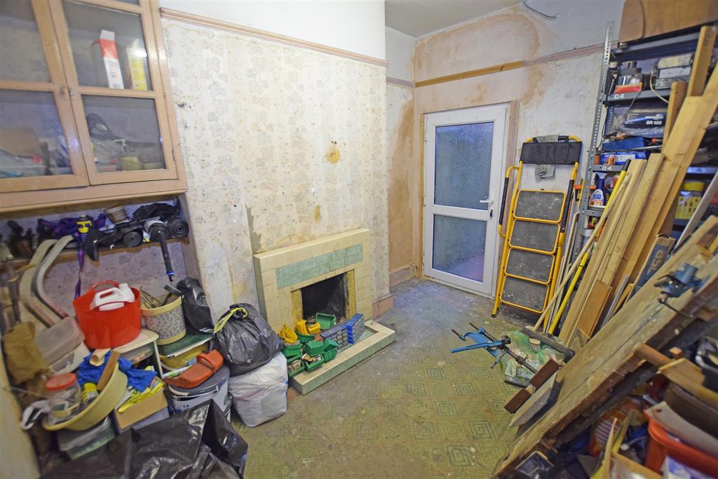 Property photo 3 of 13 Middle Room.Jpg