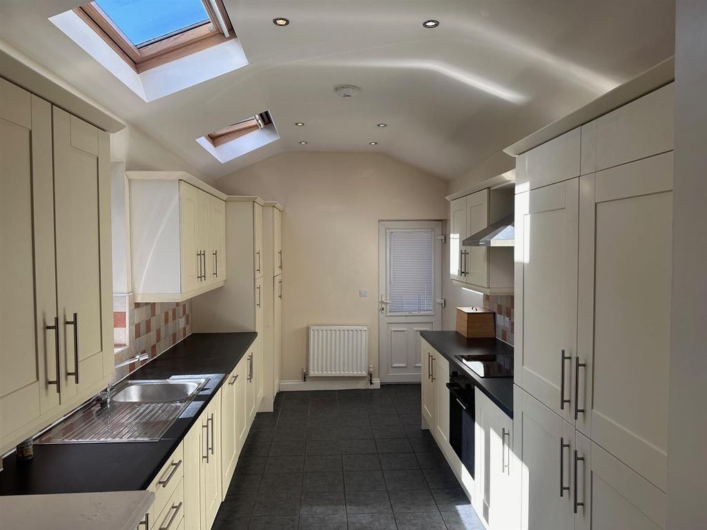 Property photo 3 of 11 Kitchen.Jpg