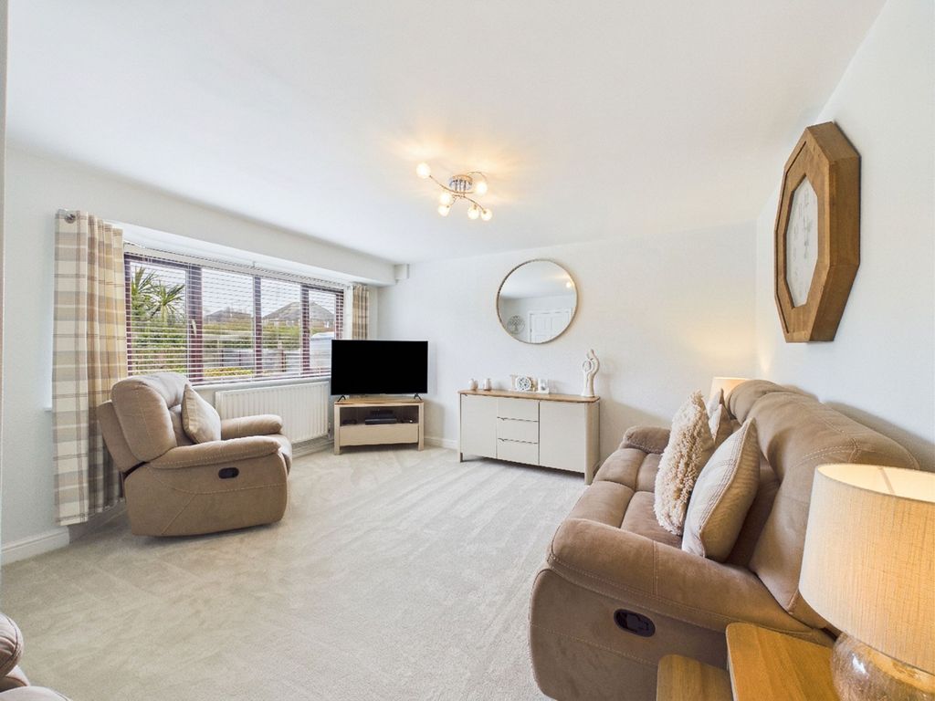 Property photo 2 of 18 Lounge