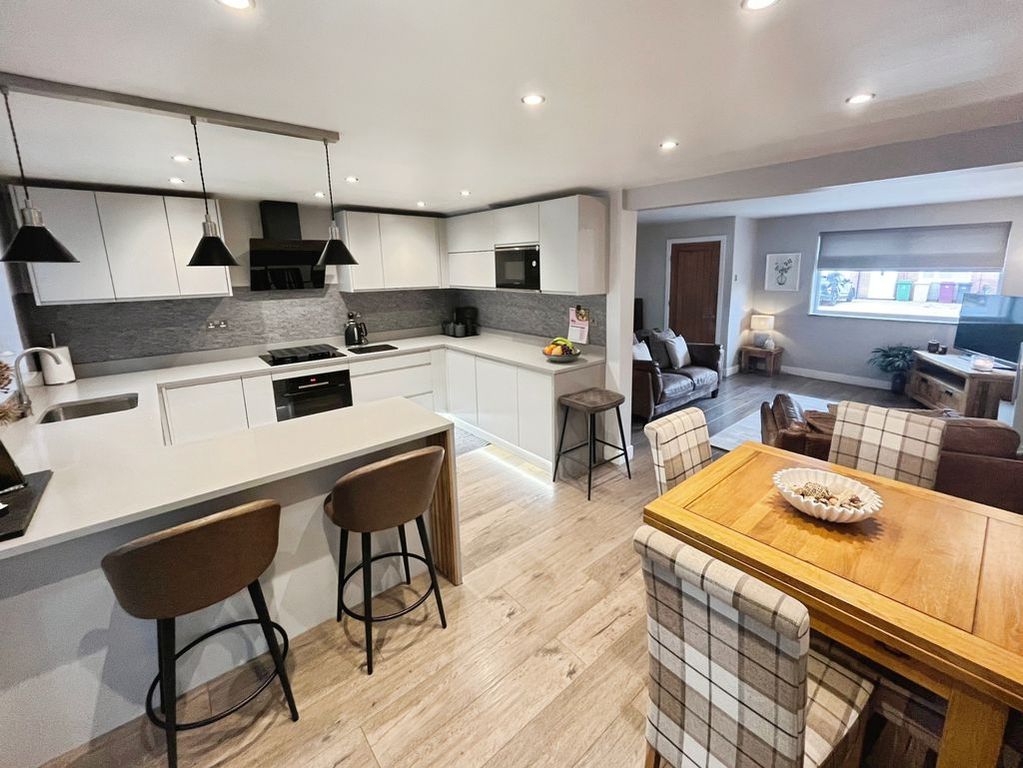 Property photo 3 of 14 Kitchen