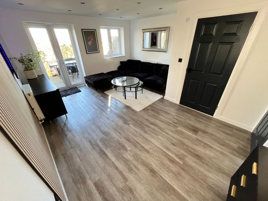 Property photo 3 of 11 4366432