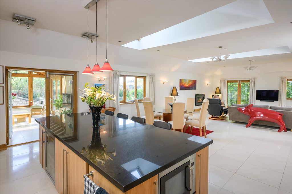 Property photo 2 of 28 Image