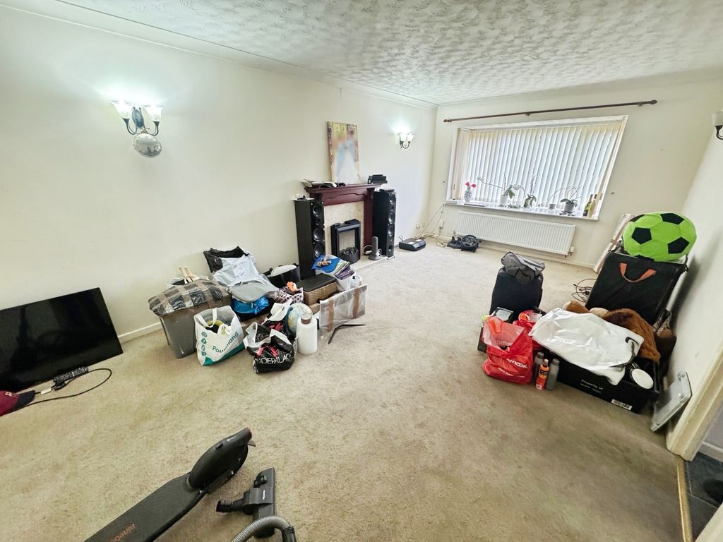 Property photo 3 of 10 Lounge