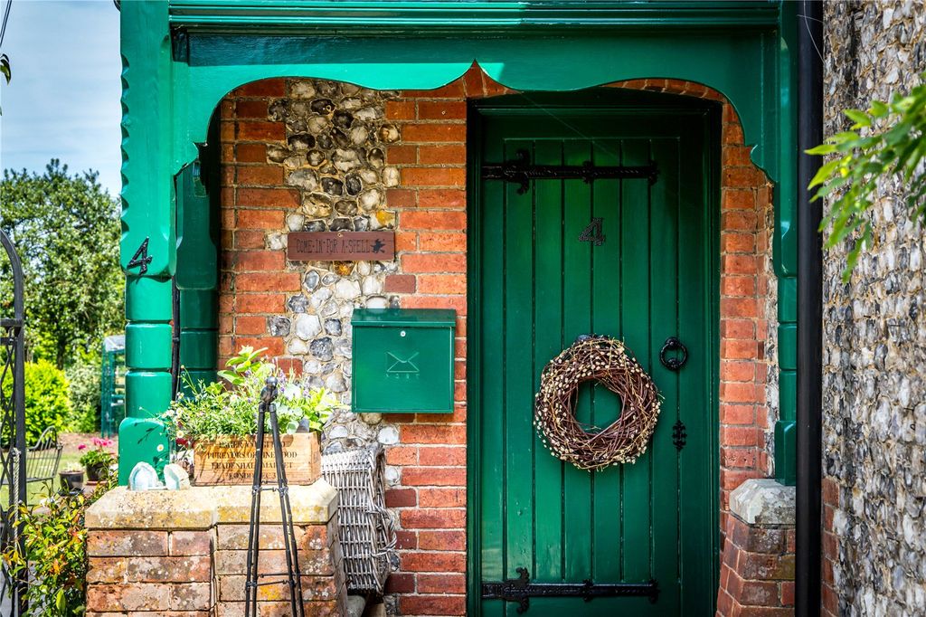 Property photo 2 of 35 House. Partnership