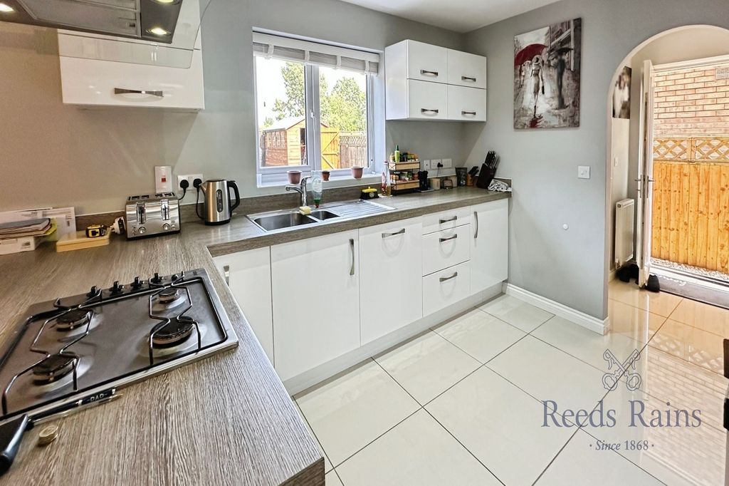 Property photo 3 of 17 Kitchen