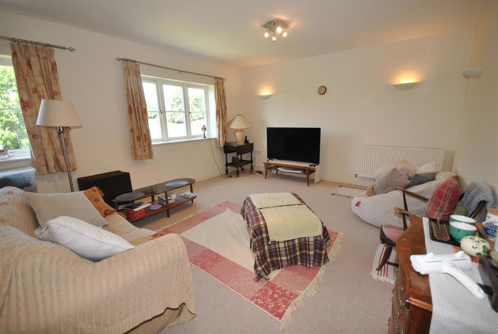 Property photo 2 of 11 Lounge