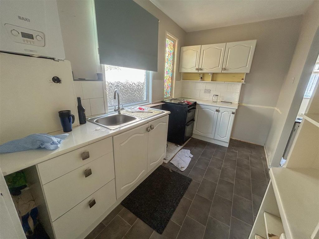 Property photo 3 of 17 Kitchen