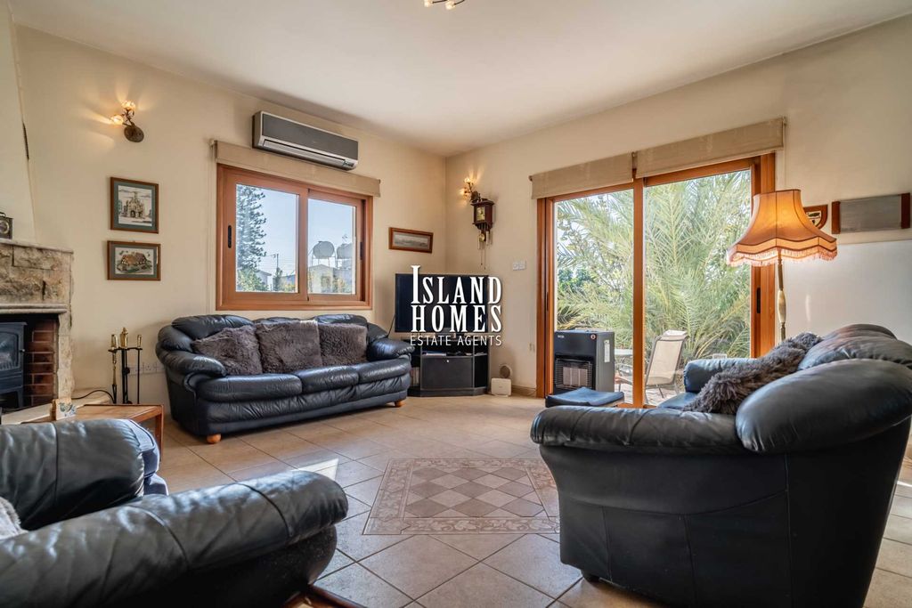 Property photo 2 of 40