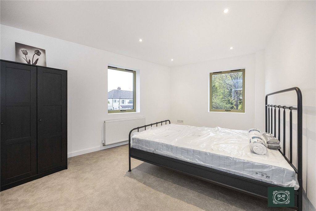 Property photo 2 of 15 Bedroom