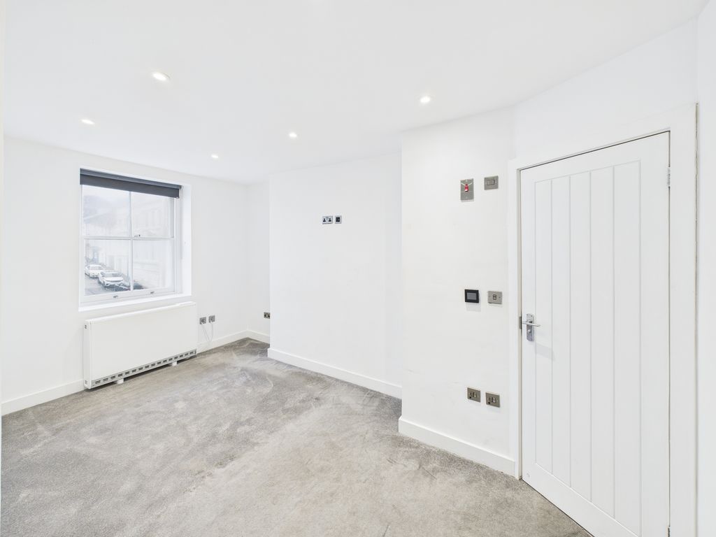 Property photo 3 of 5 Cam03519G0-Pr0418-Still007