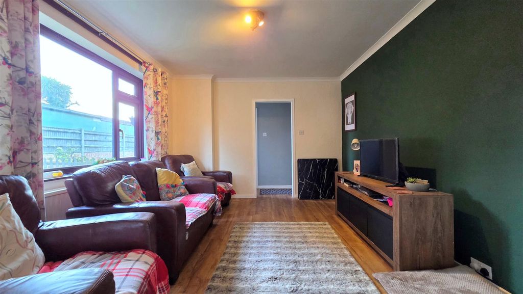 Property photo 3 of 11 Lounge