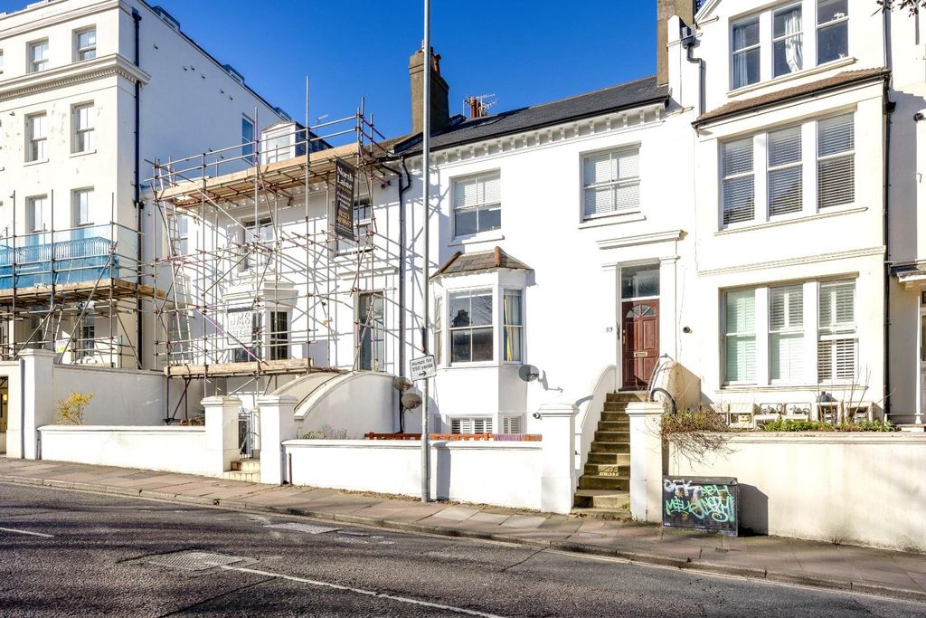 Property photo 2 of 20 Buckingham Place (6).Jpg