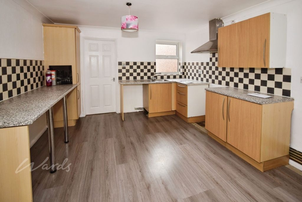Property photo 2 of 10 St James Kitchen