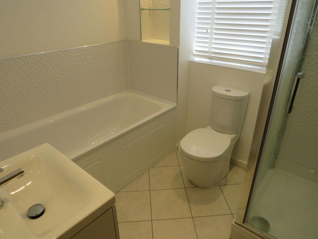 Property photo 3 of 10 Bathroom