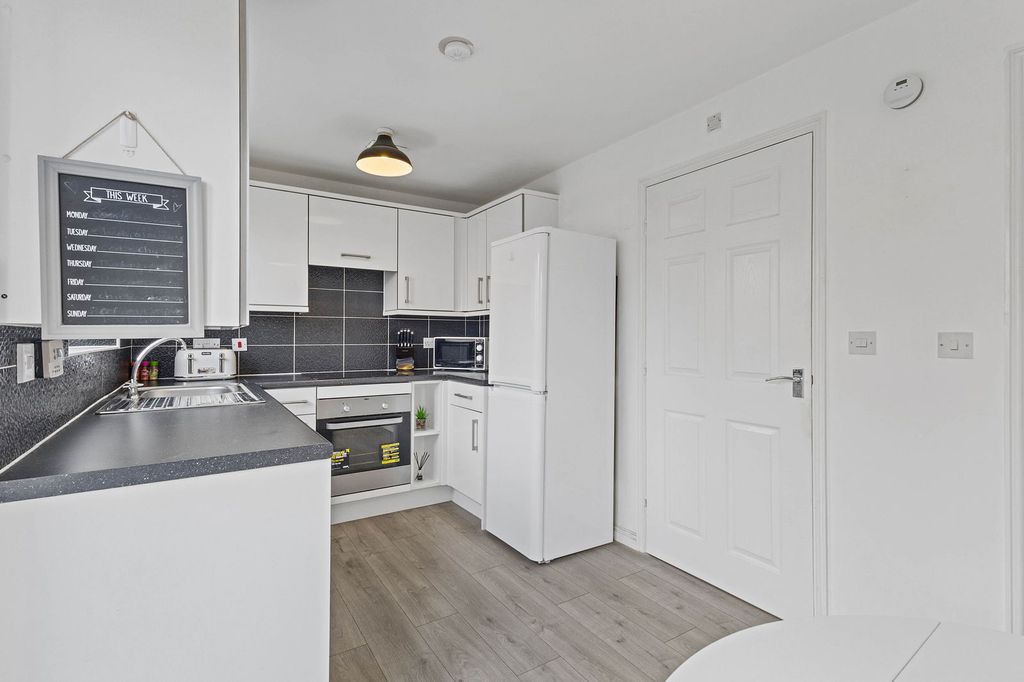 Property photo 2 of 25