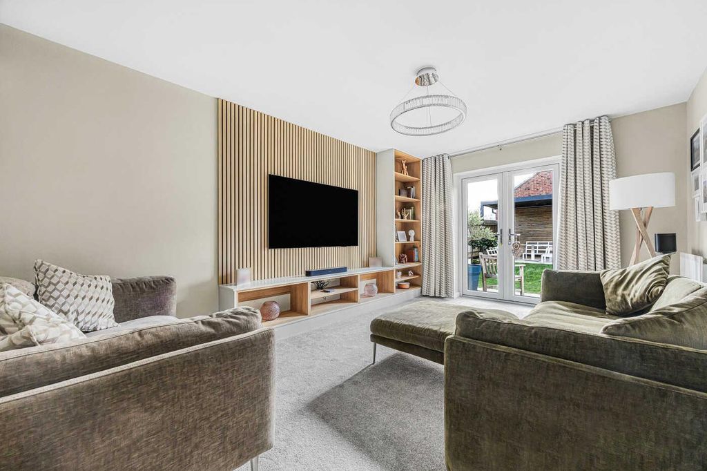 Property photo 2 of 32 Sitting Room