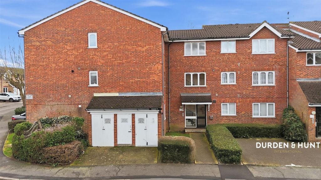 Property photo 1 of 11 Howard Close