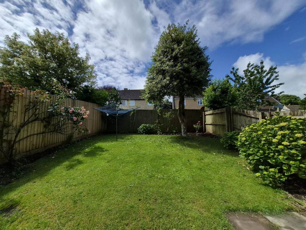 Property photo 3 of 9 Garden 2