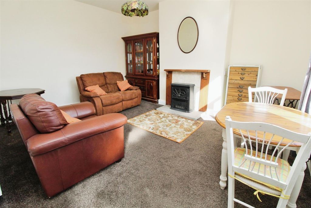 Property photo 2 of 15 Lounge