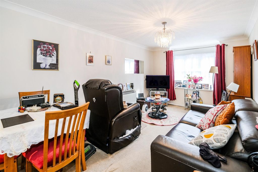 Property photo 2 of 17 18 Westleigh Court-7_Web.Jpg