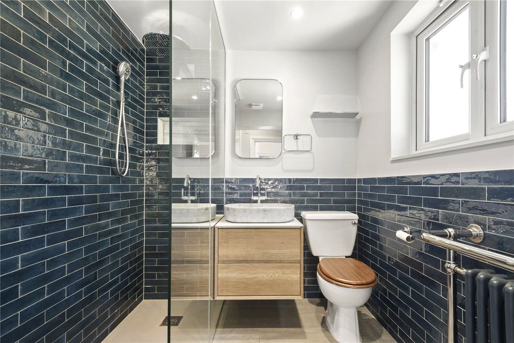 Property photo 2 of 9 Bathroom