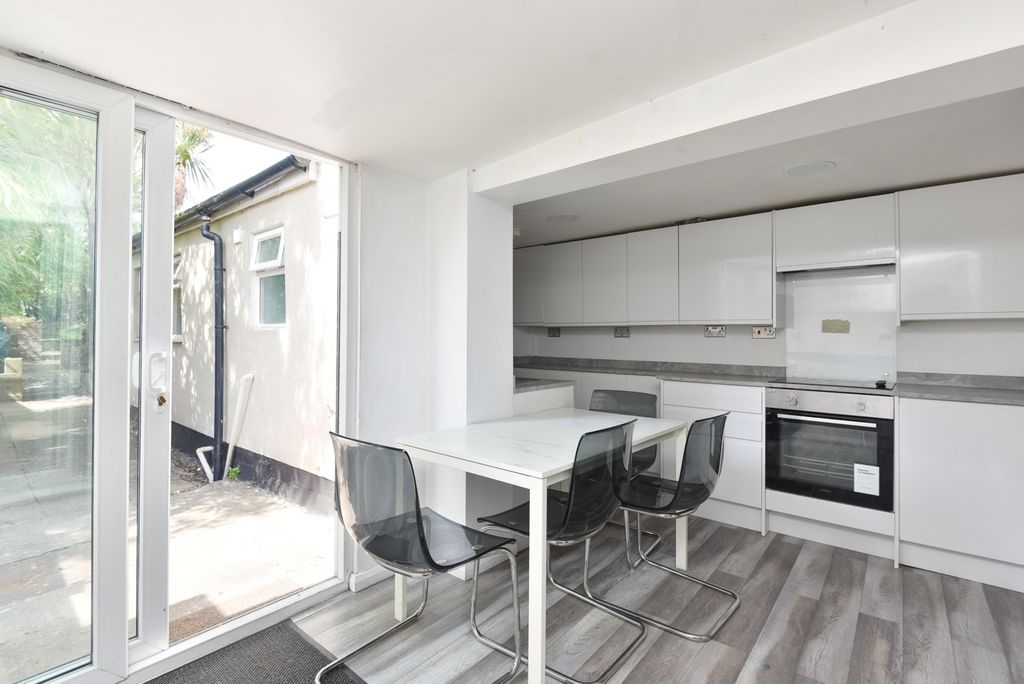 Property photo 2 of 18 5166063