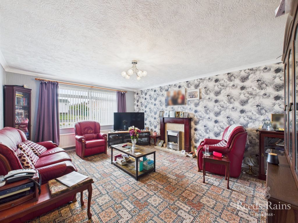Property photo 2 of 18 Sitting Room