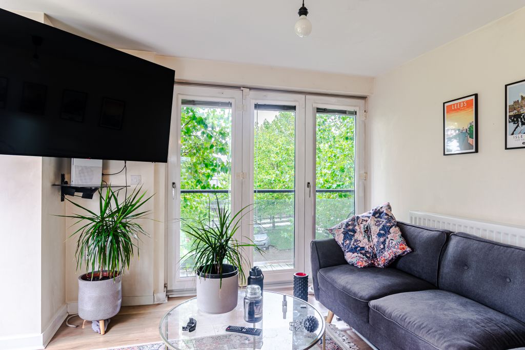 Property photo 3 of 21 Living2