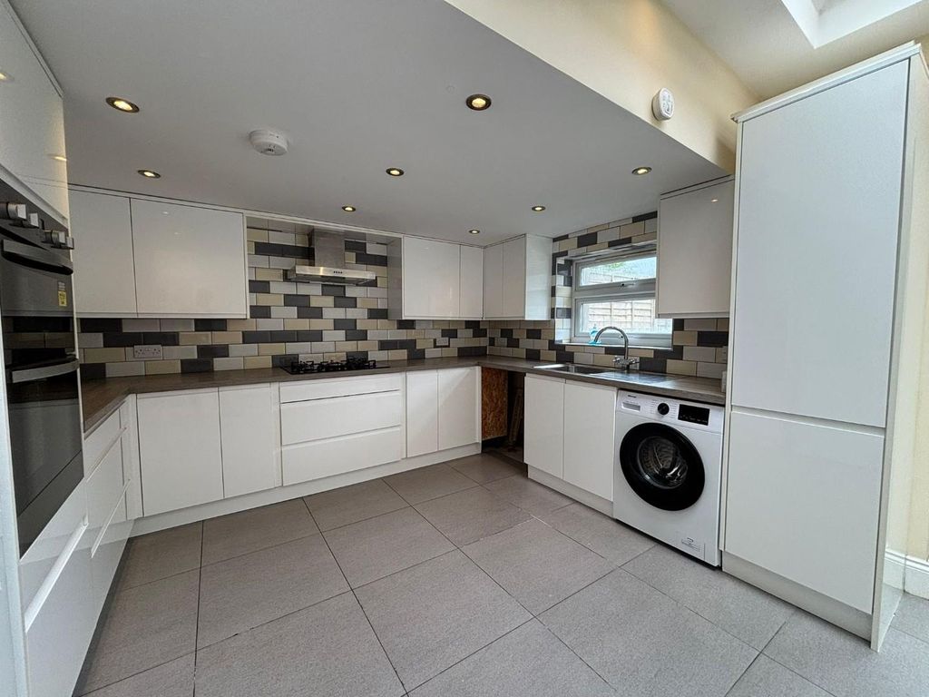 Property photo 3 of 12 9
