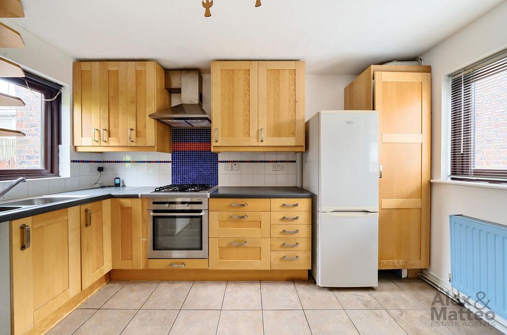 Property photo 3 of 9 Somerford Way