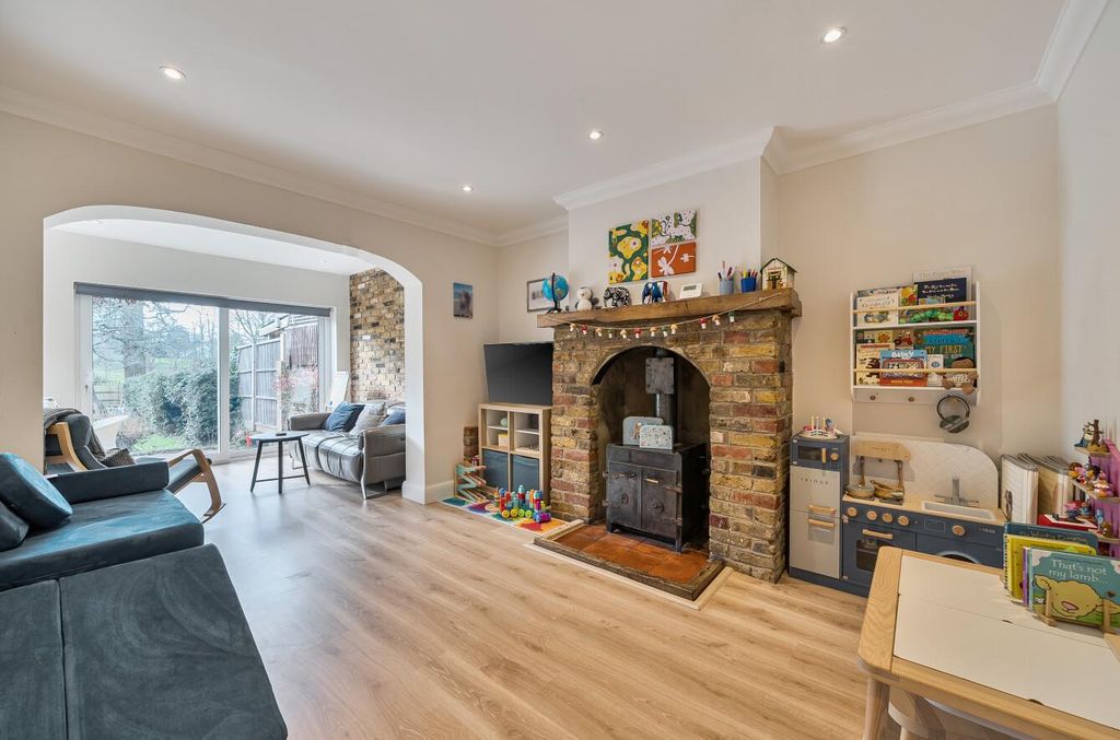 Property photo 2 of 17 Davidson Frost-Wellings, Dfw, Chiltern Avenue,Livi