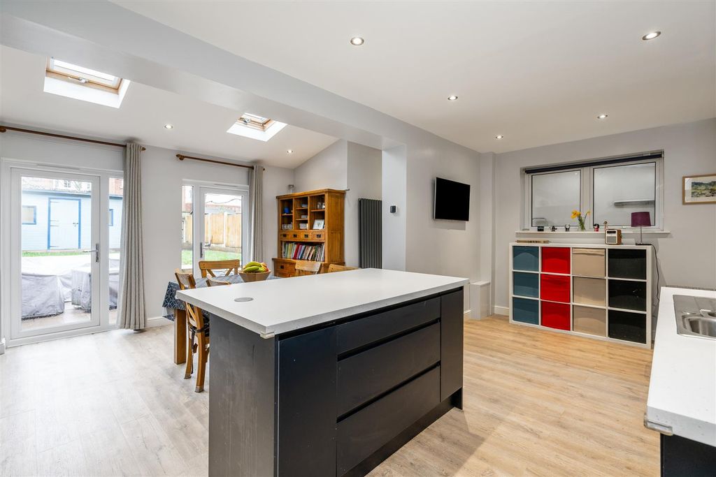 Property photo 2 of 15 36 Packwood Close_13.Jpg